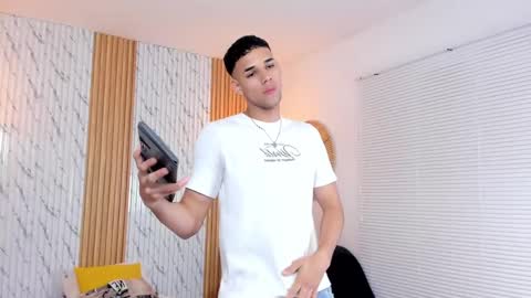 Snapshot of thomas_walker0 chatting on February 12, 7:56 pm Thomas online show from February 12, 7:56 pm