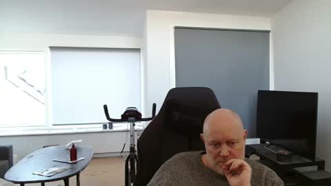 Snapshot of thomash32 chatting on October 19, 10:20 am thomash32 online show from October 19, 10:20 am