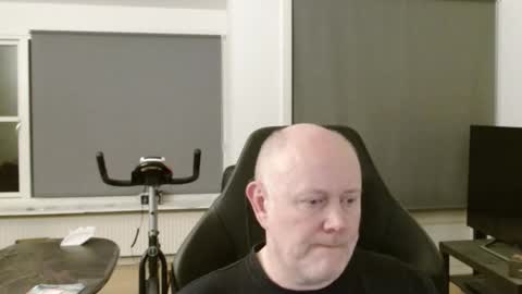 Snapshot of thomash32 chatting on October 6, 8:37 pm thomash32 online show from October 6, 8:37 pm