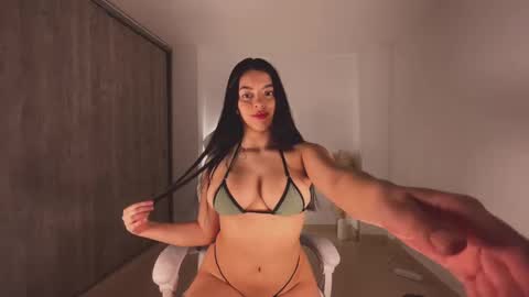 Tiaraaa 02 online show from October 16, 8:29 pm