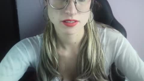 Snapshot of tifanny_a chatting on March 9, 3:27 pm Tifanny online show from March 9, 3:27 pm