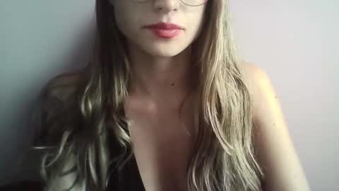 Snapshot of tifanny_a chatting on September 11, 10:33 pm Tifanny online show from September 11, 10:33 pm
