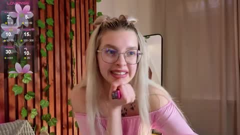 tiffanypeach online show from April 12, 12:31 pm