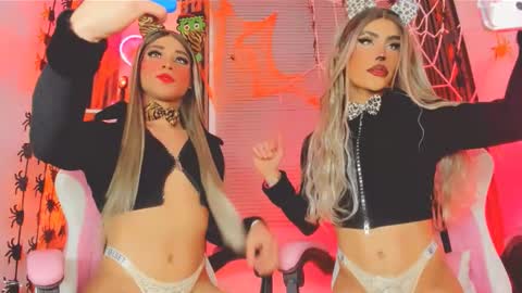 Snapshot of timmy_boyy chatting on October 25, 2:01 am Hallie And Annie online show from October 25, 2:01 am