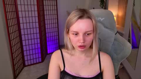 tinasiner online show from November 28, 3:52 pm