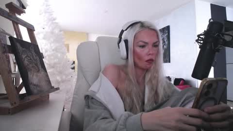 stage Kylie Sinner  brand CLITBAIT online show from February 11, 8:34 pm