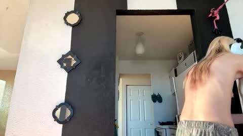 stage Kylie Sinner  brand CLITBAIT online show from February 24, 7:52 pm