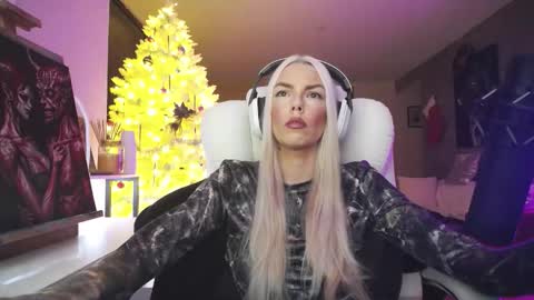 stage Kylie Sinner  brand CLITBAIT online show from December 22, 10:27 pm