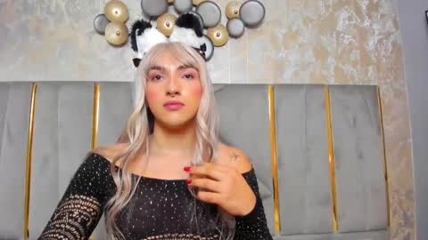 Snapshot of tomlondon_ chatting on February 19, 5:49 pm online show from February 19, 5:49 pm