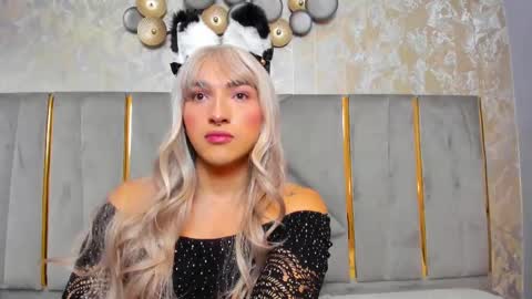 Snapshot of tomlondon_ chatting on February 19, 2:44 pm online show from February 19, 2:44 pm