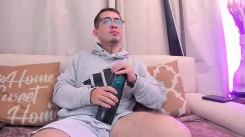 tommas_johnson online show from February 13, 4:27 am