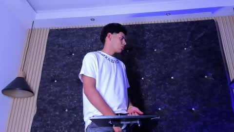 tommy_bigcock19 online show from November 9, 9:28 pm