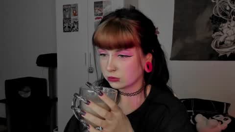 Snapshot of toriayun0 chatting on December 5, 11:12 pm your personal gothic girl check it online show from December 5, 11:12 pm