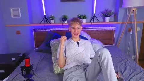 Max online show from March 7, 10:37 am