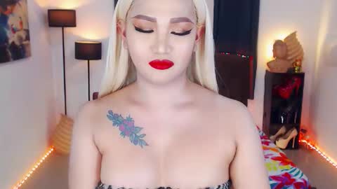 KYLIE BELLA  TS online show from April 15, 3:26 pm