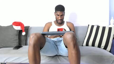 Travis online show from December 18, 8:25 pm