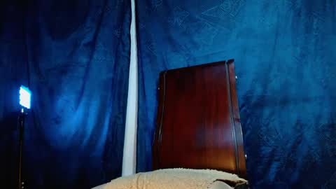 TRAV - INDEPENDENT MODEL online show from January 30, 7:04 pm