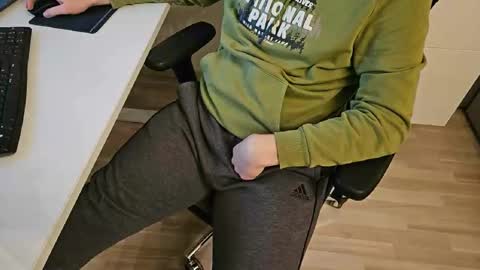 tree1989 online show from February 17, 6:28 pm