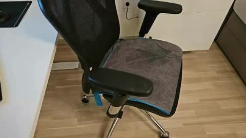 tree1989 online show from February 25, 6:44 pm