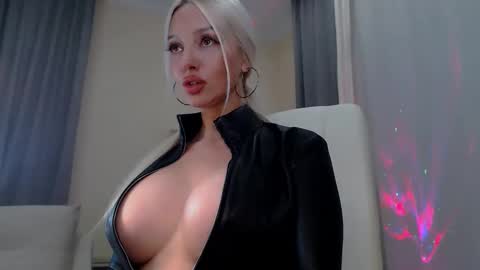 Snapshot of tremendous_blondie chatting on September 14, 5:25 pm tremendous_blondie online show from September 14, 5:25 pm