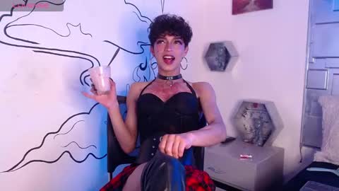 trinity_knox online show from November 18, 5:05 pm