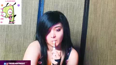 Snapshot of trixiedoescamcam chatting on October 6, 9:43 pm trixiedoescamcam online show from October 6, 9:43 pm