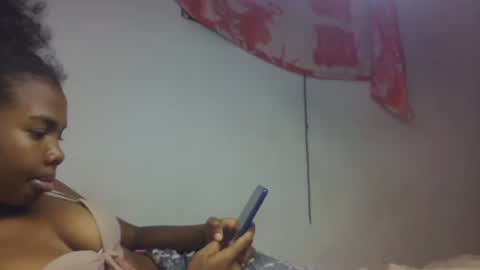 Snapshot of tsaralaza chatting on October 12, 10:33 pm tsaralaza online show from October 12, 10:33 pm