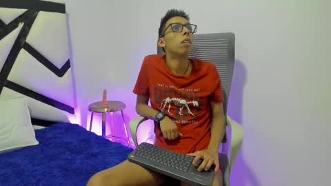 Snapshot of twinkd_asian chatting on October 21, 3:11 am David online show from October 21, 3:11 am