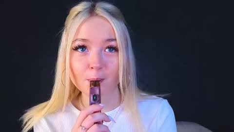 twinklefluff online show from March 9, 6:17 am