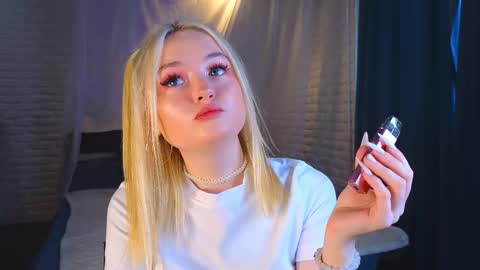 twinklefluff online show from March 7, 4:23 am