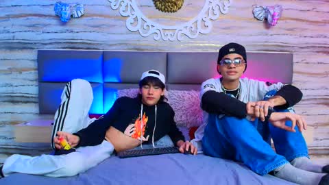 twinslovers_ online show from October 1, 8:08 pm