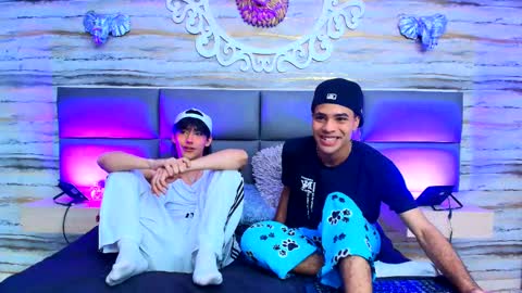 twinslovers_ online show from September 17, 8:12 pm