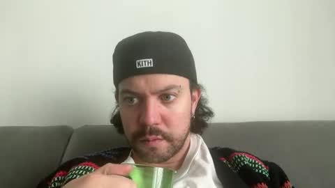 Tyleruzi online show from December 4, 6:33 pm