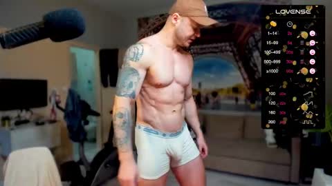 Snapshot of ukgymboy chatting on October 19, 12:10 pm James Iron online show from October 19, 12:10 pm