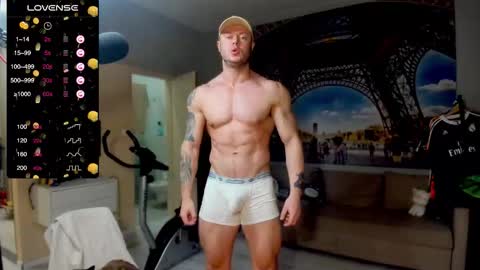Snapshot of ukgymboy chatting on October 12, 8:32 pm James Iron online show from October 12, 8:32 pm