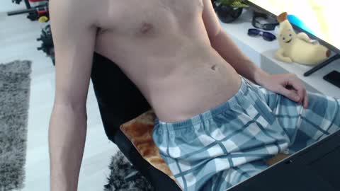 uniqueboy22 online show from April 22, 6:15 pm
