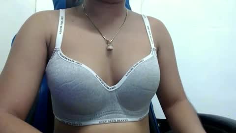 Snapshot of ur_small_girl chatting on October 13, 6:15 am ur_small_girl online show from October 13, 6:15 am