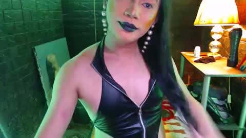 Snapshot of urhardcockqueenxxx chatting on October 1, 7:46 pm queen norelle online show from October 1, 7:46 pm