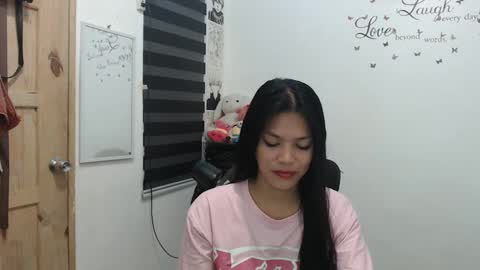 Snapshot of urpreciouspinayxxx chatting on January 27, 11:43 am hi im kim online show from January 27, 11:43 am