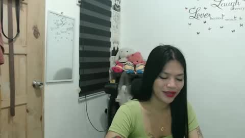 Snapshot of urpreciouspinayxxx chatting on February 6, 2:15 pm hi im kim online show from February 6, 2:15 pm