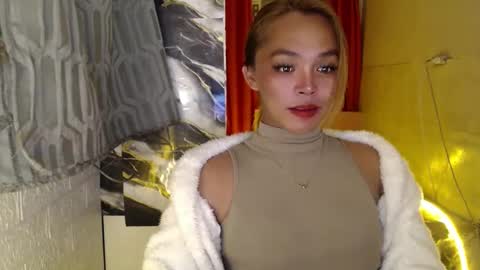 Snapshot of ursexy_debra chatting on February 21, 10:04 pm TYRA online show from February 21, 10:04 pm