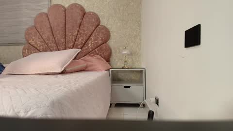 Vaiolet colls online show from February 1, 12:24 pm