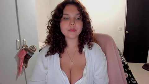 Snapshot of valen_smile_ chatting on December 6, 1:57 am valen_smile_ online show from December 6, 1:57 am