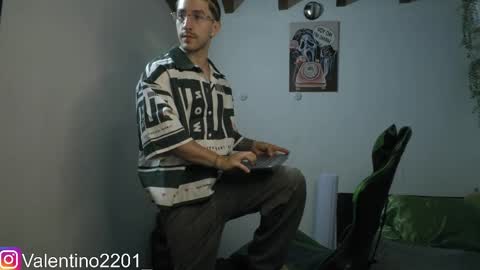 Valentino - 15 OFF valentino2201 online show from April 1, 2:23 am