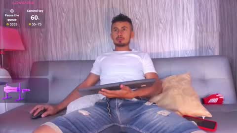 Snapshot of valentinos_ chatting on October 10, 8:57 pm Valentinos online show from October 10, 8:57 pm