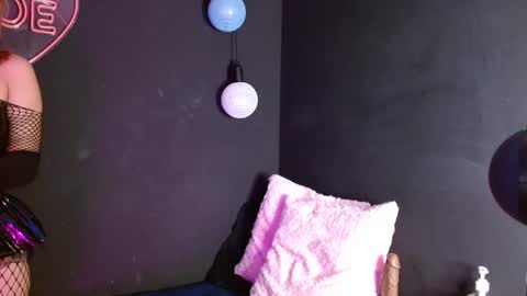 Snapshot of valerysmith18 chatting on October 3, 1:52 pm zoe online show from October 3, 1:52 pm