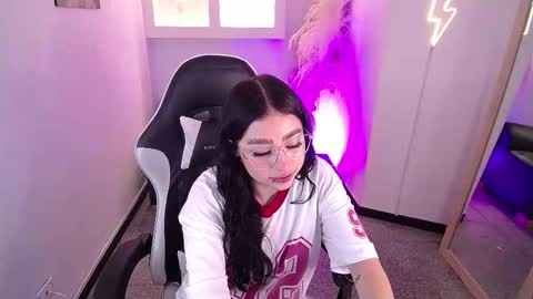 vallolett__ online show from February 4, 8:02 pm