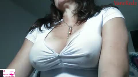 Snapshot of vanessared2 chatting on October 2, 1:48 am Vanesared2 online show from October 2, 1:48 am