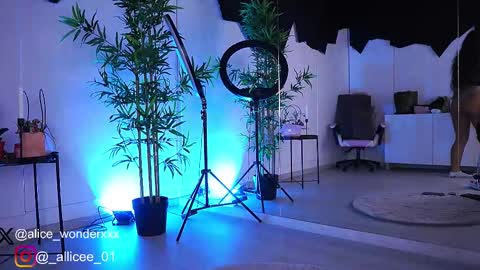 Vanessa Simon online show from March 10, 6:27 am