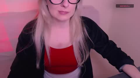 Mia online show from December 3, 8:04 am